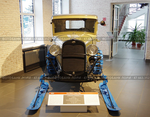 Пикап на полугусеничном ходу Ford Model A Snow Flyer. Экспозиция музея автомобильной техники. Музейный комплекс УГМК, Верхняя Пышма (2021 год). Редакционное фото, фотограф Алексей Иванов / Фотобанк Лори