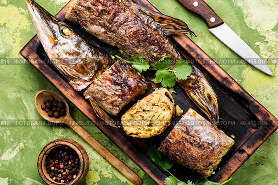 Pike stuffed with mushrooms.Pike royally.Banquet Russian dish. Pike stuffed with mushrooms. Стоковое фото, агентство Ingram Publishing / Фотобанк Лори