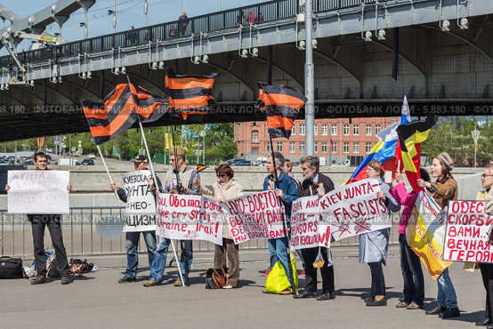 Пикет в поддержку жителей юго-востока Украины. Гайд-парк на Пушкинской набережной у Крымского моста (2014 год). Редакционное фото, фотограф Михаил Широков / Фотобанк Лори