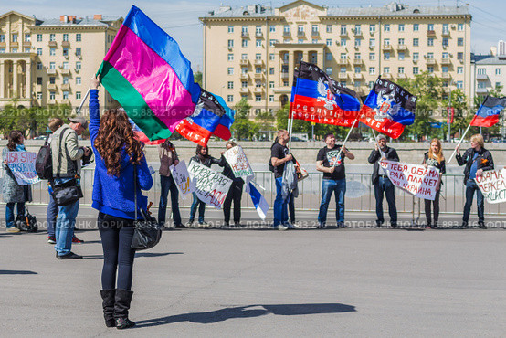 Пикет в поддержку жителей юго-востока Украины. Гайд-парк на Пушкинской набережной у Крымского моста (2014 год). Редакционное фото, фотограф Михаил Широков / Фотобанк Лори