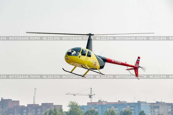 Pilot of Robinson R44 Raven over city (2012 год). Редакционное фото, фотограф Сергей Буторин / Фотобанк Лори