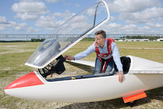 pilot sitting in cabin of small airplane. Стоковое фото, агентство Ingram Publishing / Фотобанк Лори