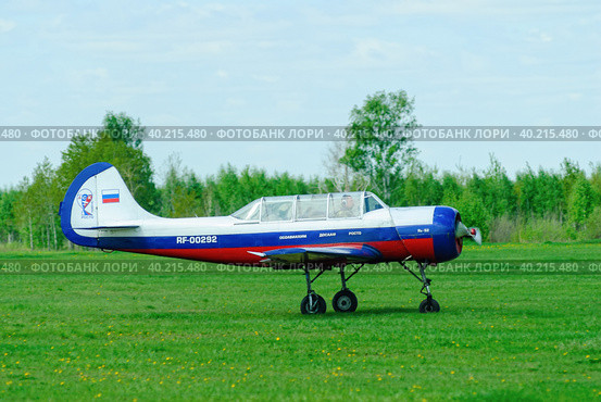 Pilotage airplane Yak-52 take off (2008 год). Редакционное фото, фотограф Сергей Буторин / Фотобанк Лори