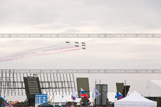 Пилотажная группа "Русь" на МАКС-2013. Редакционное фото, фотограф Алёшина Оксана / Фотобанк Лори