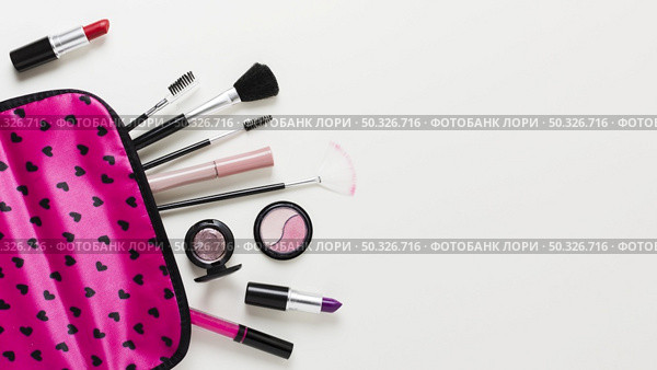 pink makeup case with cosmetics brushes. Resolution and high quality beautiful photo. pink makeup case with cosmetics brushes. High quality beautiful photo concept. Стоковое фото, агентство Ingram Publishing / Фотобанк Лори