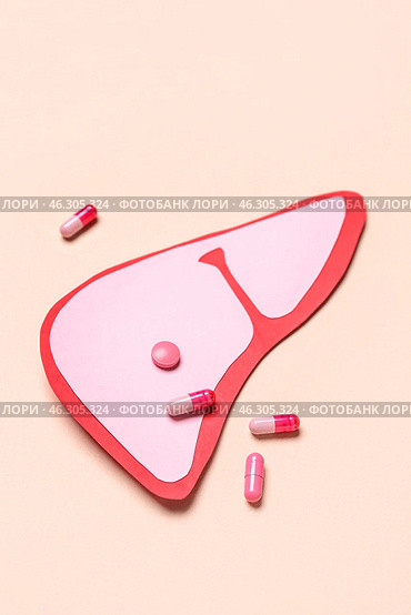 Pink paper liver with pills on beige background. Стоковое фото, фотограф Pixel_shot / Фотобанк Лори