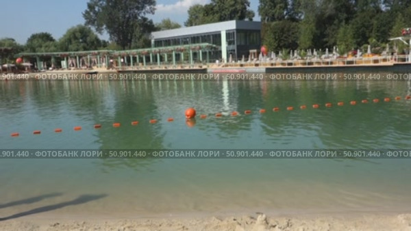 Пионерский пруд летом. Пляжный отдых на воде у Пионерского пруда в парке Горького,  Москва, 2025 год/ Pioneer Pond. Beach recreation on the water near the pond in Gorky Park, Moscow, 2025. Редакционное видео, видеограф Iva Noel / Фотобанк Лори