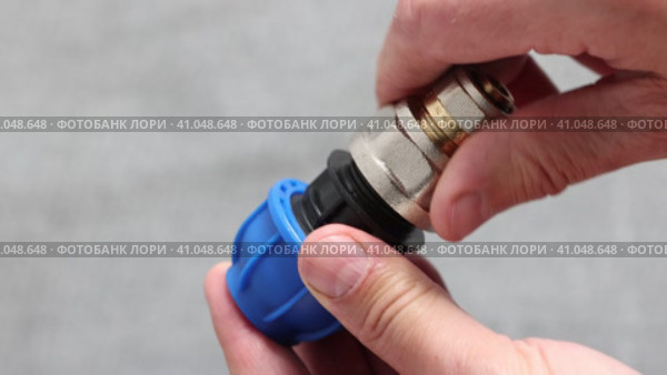 Pipe connector adapter with PE compression fitting and male threaded for connecting metal pipes. Стоковое видео, видеограф Владимир Григорьев / Фотобанк Лори
