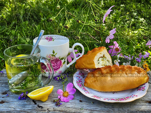 Пирожки с луком и яйцами с чаем на деревянном столе. Стоковое фото, фотограф Марина Володько / Фотобанк Лори