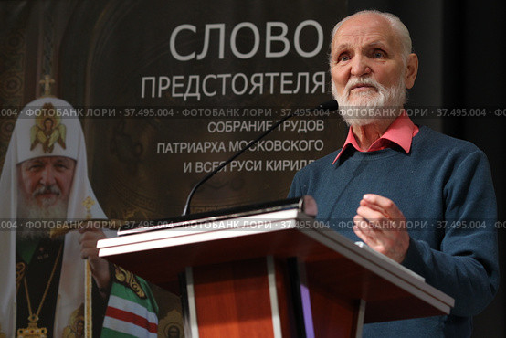 Писатель Владимир Николаевич Крупин. Прозаик, публицист, редактор, педагог на встрече со школьниками. (2022 год). Редакционное фото, фотограф Дмитрий Неумоин / Фотобанк Лори
