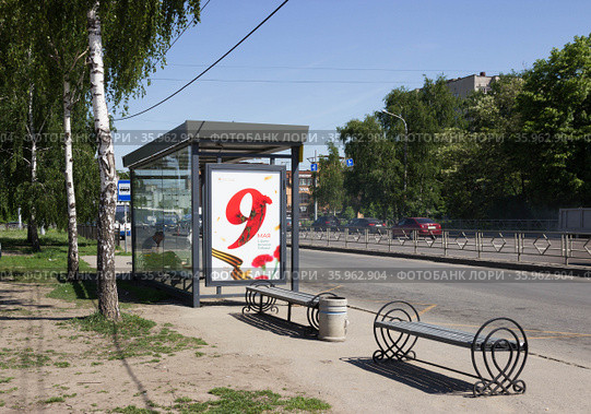 Плакат День Победы на остановочном павильоне. Липецк. (2021 год). Редакционное фото, фотограф Евгений Будюкин / Фотобанк Лори