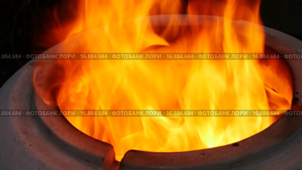 Пламя из тандыра. Стоковое видео, видеограф Павел Котельников / Фотобанк Лори