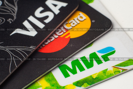 Пластиковые карточки платежных систем VISA, MasterCard, МИР, крупным планом (2018 год). Редакционное фото, фотограф Алексей Букреев / Фотобанк Лори