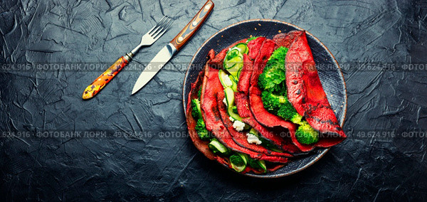 Plate of beetroot pancakes stuffed with vegetables on a slate background. Copy space. Beetroot pancakes with vegetable filling, space for text. Стоковое фото, агентство Ingram Publishing / Фотобанк Лори