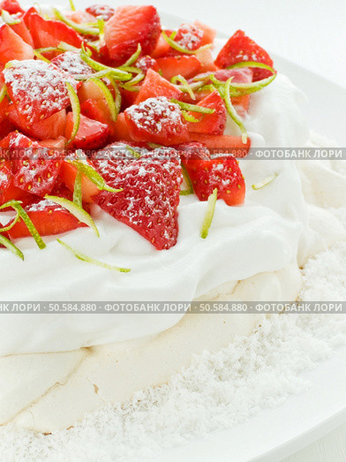 Plate with delicious strawberry Pavlova dessert. Shallow dof. Стоковое фото, агентство Ingram Publishing / Фотобанк Лори