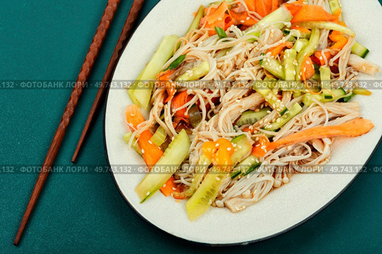 Plate with salad of enoki mushrooms and vegetables. Chinese food, healthy food.. Salad with enoki mushrooms. Стоковое фото, агентство Ingram Publishing / Фотобанк Лори