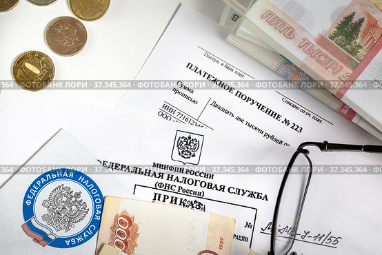 Платежное поручение, письмо с приказом из налоговой лежат на столе бухгалтера (2020 год). Редакционное фото, фотограф Николай Винокуров / Фотобанк Лори