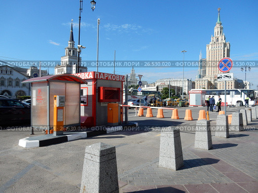 Платная парковка на Комсомольской площади. Красносельский район. Москва (2017 год). Редакционное фото, фотограф lana1501 / Фотобанк Лори