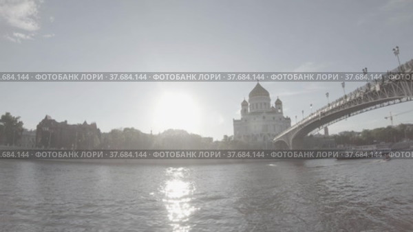 Pleasure boat on the Moskva river from the side of the Muzeon park (2021 год). Редакционное видео, видеограф Потийко Сергей / Фотобанк Лори