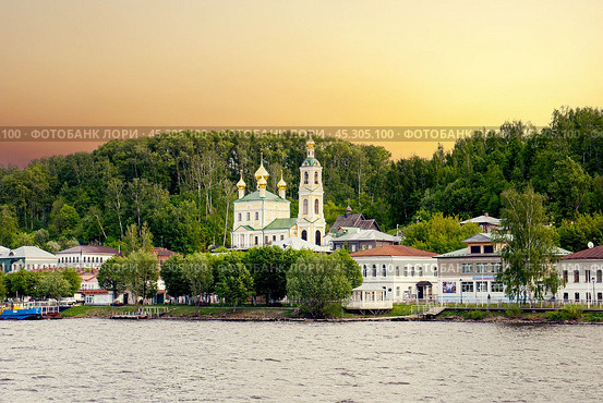 Плес. Варваринская церковь на закате. Вид с реки (2019 год). Редакционное фото, фотограф Инна Грязнова / Фотобанк Лори