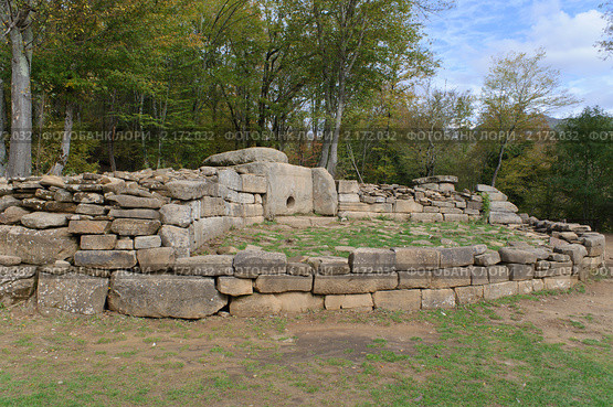 Плиточный дольмен в долине реки Жане. Геленджик. (2010 год). Стоковое фото, фотограф Евгений Головко / Фотобанк Лори
