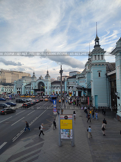 Площадь Белорусского вокзала в Москве.  Указатель (2024 год). Редакционное фото, фотограф Ирина Терентьева / Фотобанк Лори
