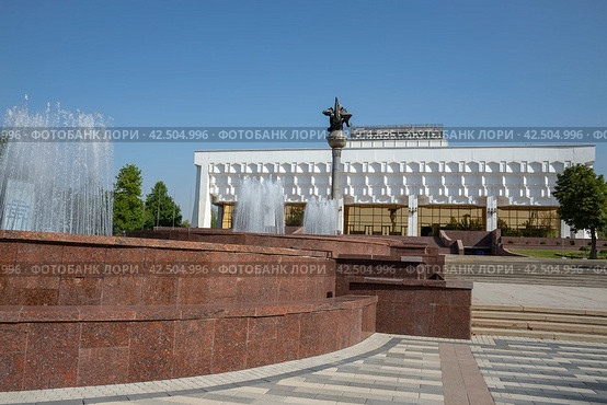 Площадь перед дворцом искусств "Туркестан". Ташкент (2022 год). Редакционное фото, фотограф Анна Карасева / Фотобанк Лори