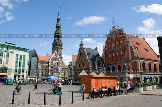 Площадь в Риге перед Домом Черноголовых (2012 год). Редакционное фото, фотограф Анжелика Зуева / Фотобанк Лори