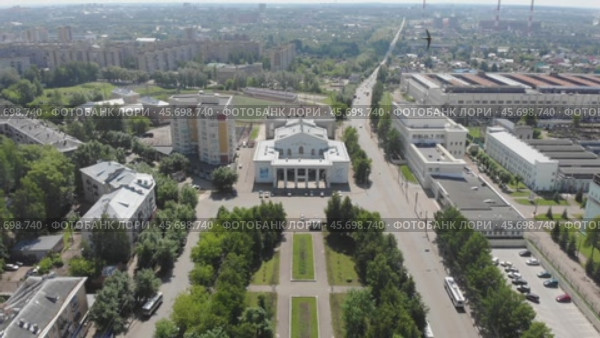Площадь XX партсъезда и Дом народного творчества в городе Кирове - съемка с дрона в 2020 году. Стоковое видео, видеограф Владислав Самошкин / Фотобанк Лори