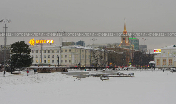 "Плотинка" (историческая плотина Городского пруда) в Екатеринбурге. Зимний вечер (2021 год). Редакционное фото, фотограф Алексей Иванов / Фотобанк Лори