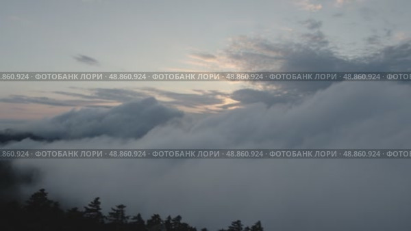 Плотный горный туман. Стоковое видео, видеограф Кузнецов Александр / Фотобанк Лори