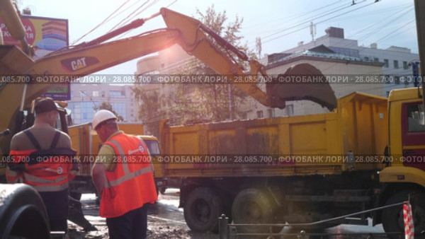 Plumbers workers dig a trench excavator, emergency repair (2018 год). Редакционное видео, видеограф Артем Тюгашов / Фотобанк Лори