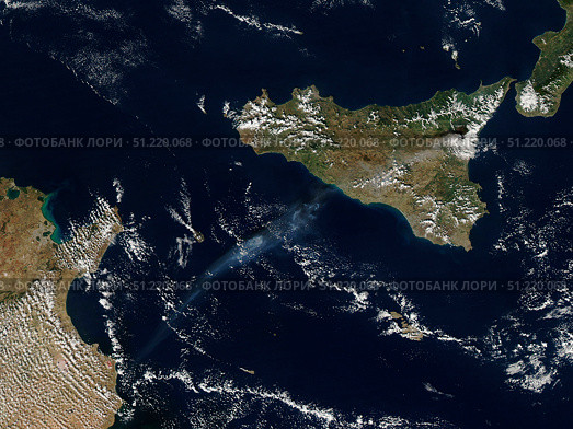 Plume from Mt. Etna in Sicily. Stocktrek Images, Inc./TASS (2014 год). Стоковое фото, агентство ТАСС / Фотобанк Лори