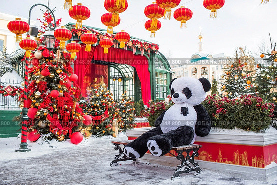 Plush stuffed pandas and Chinese red Christmas lanterns on Tverskaya Street in Moscow. Close-up. The first ever meeting of the Chinese New Year 2024 in Moscow. Стоковое фото, фотограф Photojuli / Фотобанк Лори