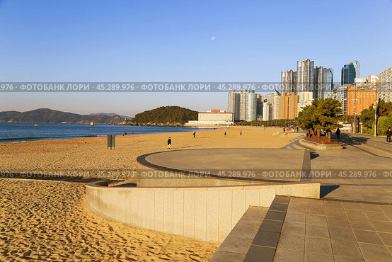 Пляж Haeundae (Хэундэ) в Пусане, Южная Корея. Стоковое фото, фотограф Римма Тельнова / Фотобанк Лори