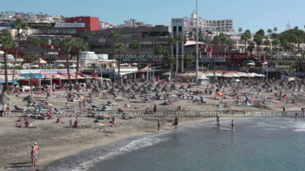 Пляж Ла Пинта (La Pinta) рядом с портом Пуэрто Колон (Puerto Colon) в городе Коста Адехе (Costa Adeje). Тенерифе, Канарские острова, Испания (2016 год). Редакционное видео, видеограф Кекяляйнен Андрей / Фотобанк Лори