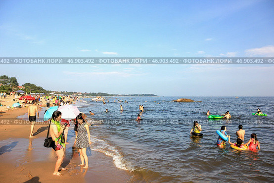 Пляж на Желтом море в Бэйдайхэ, Китай. Редакционное фото, фотограф Римма Тельнова / Фотобанк Лори
