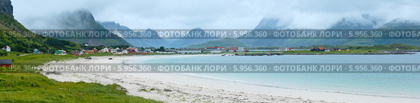 Пляж Рамберг летом в пасмурную погоду (Норвегия, Лофотены) Стоковое фото, фотограф Юрий Брыкайло / Фотобанк Лори