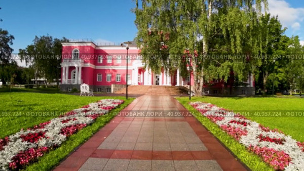 По дорожке ко дворцу бракосочетания в городе Петрозаводске. Лето, раннее солнечное утро. Движение вперед к парадному входу с колоннами. Широкий угол. (2023 год). Редакционное видео, видеограф Sergei Gorin / Фотобанк Лори