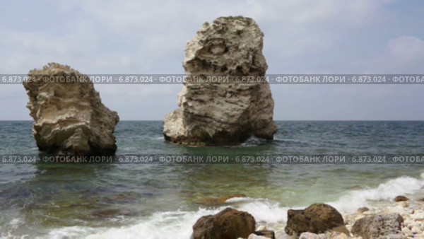 Побережье Черного моря в Крыму, мыс Тарханкут. Стоковое видео, видеограф Анатолий Типляшин / Фотобанк Лори