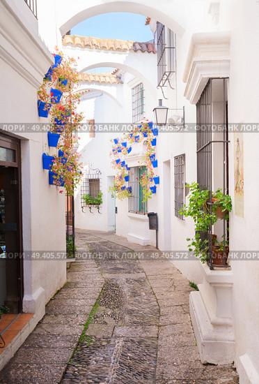 Poble Espanyol street, with traditional for Andalusia white walls, Barcelona, Catalonia Spain. Poble Espanyol, Barcelona. Стоковое фото, агентство Ingram Publishing / Фотобанк Лори