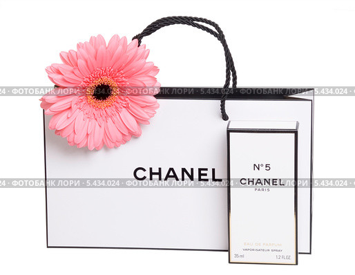 Подарочный пакет и туалетная вода Chanel (2013 год). Редакционное фото, фотограф Александр Щепин / Фотобанк Лори