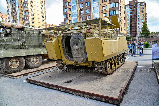 Подбитая американская БМП W2A2 «BRADLEY». Гусеничная бронированная машина армии США. Передвижная выставка трофейной техники НАТО "Сила v правде- гордость и победа" (2024 год). Редакционное фото, фотограф Александр Тараканов / Фотобанк Лори