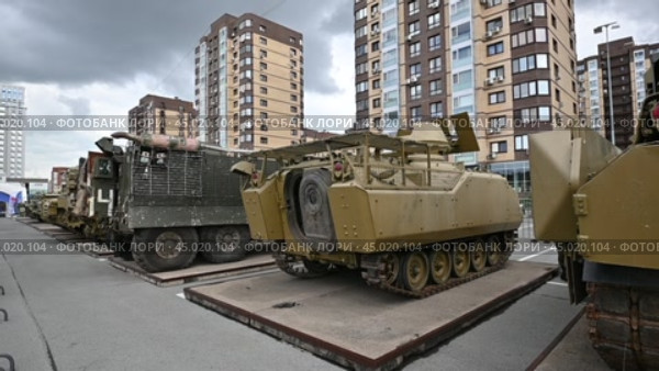 Подбитая американская БМП W2A2 «BRADLEY». Гусеничная бронированная машина армии США. Передвижная выставка трофейной техники НАТО "Сила v правде- гордость и победа" (2024 год). Редакционное видео, видеограф Александр Тараканов / Фотобанк Лори