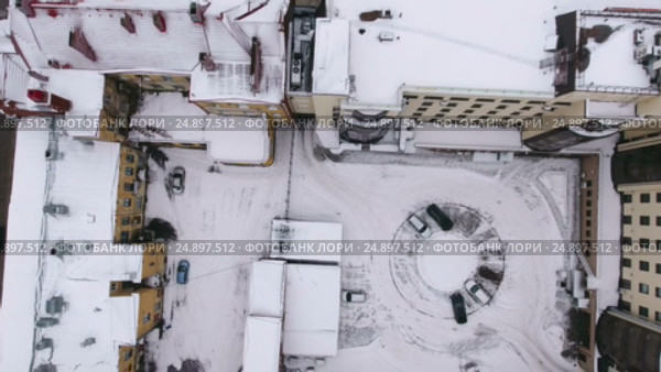 Подъем камеры над зимнем двором колодцем в городе Выборг, крыши и парковка (2017 год). Стоковое видео, видеограф Кекяляйнен Андрей / Фотобанк Лори