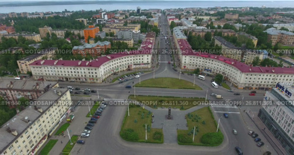 Подъем камеры вдоль шпиля здания железнодорожного вокзала. Площадь Гагарина, Город Петрозаводск, республика Карелия (2017 год). Редакционное видео, видеограф Кекяляйнен Андрей / Фотобанк Лори