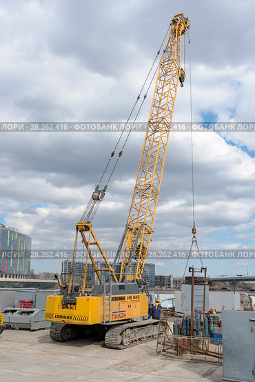 Подъемный кран на гусеничном ходу LIEBHERR (2017 год). Редакционное фото, фотограф Александр Щепин / Фотобанк Лори