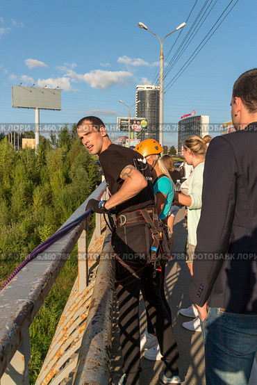 Подготовка к прыжку с перил моста баджи-джампера, г. Пермь (2014 год). Редакционное фото, фотограф Анатолий Труков / Фотобанк Лори