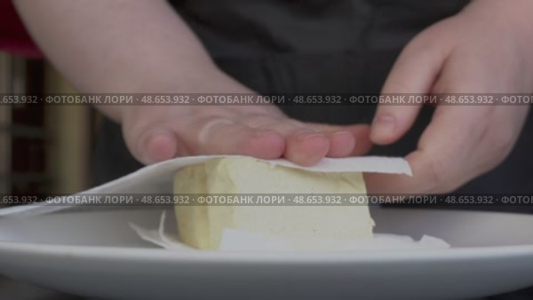 Подготовка тофу для приготовления. Крупный план рук, заворачивающих блок тофу в бумажное полотенце для удаления лишней влаги перед готовкой. Стоковое видео, видеограф Анна Чижова / Фотобанк Лори