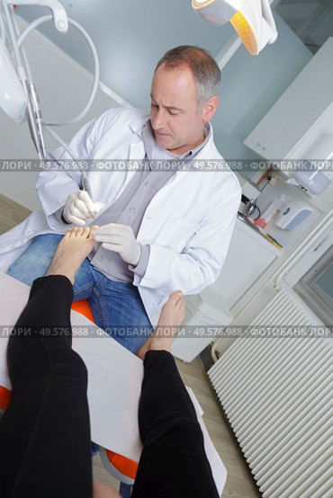 podiatrist working in clinic. Стоковое фото, агентство Ingram Publishing / Фотобанк Лори